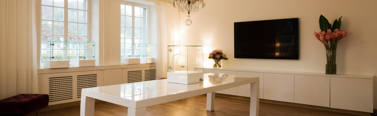 exklusive kleine vitrine auf einem grossen tisch in weiss