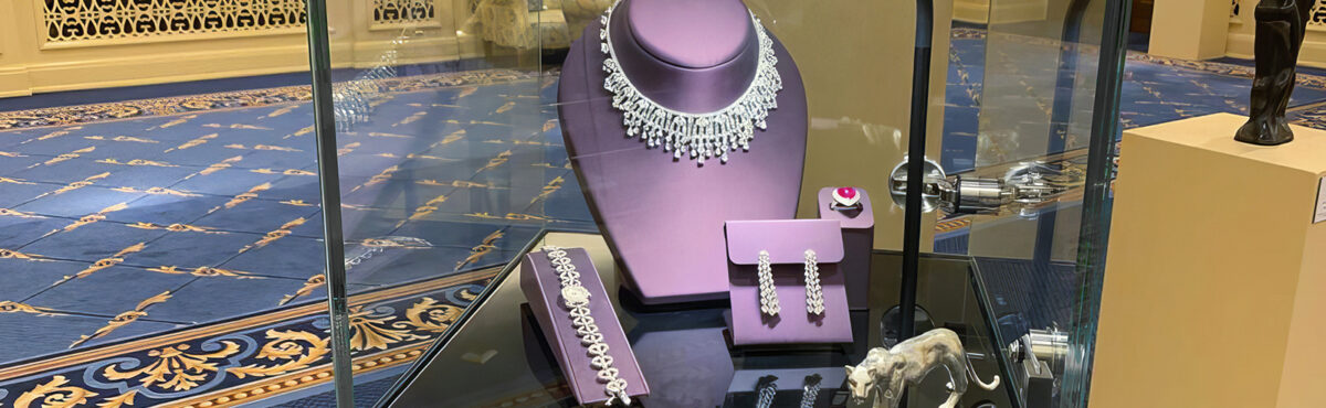 exklusive schmuckausstellung in einer schwarzen glasvitrine