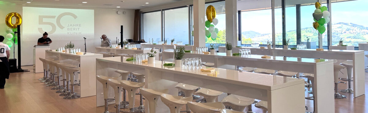 mietmobiliar setup mit stehtischen und barhockern in weiss fuer firmen jubilaeum event