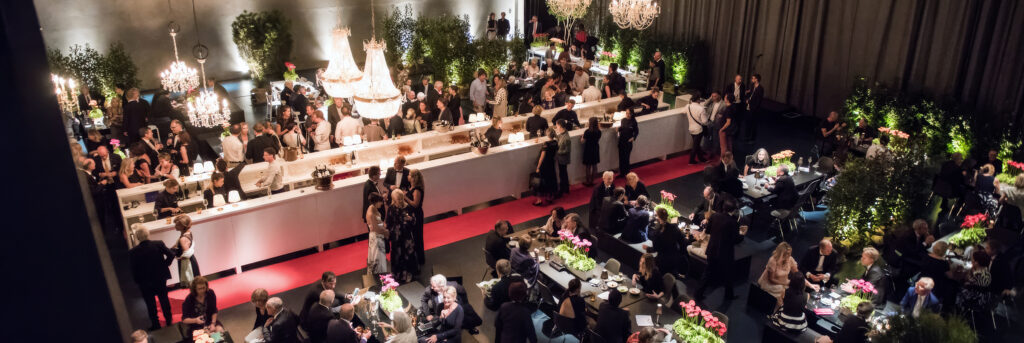 grand comptoir de bar événementiel en blanc avec tapis rouge lors d'un événement