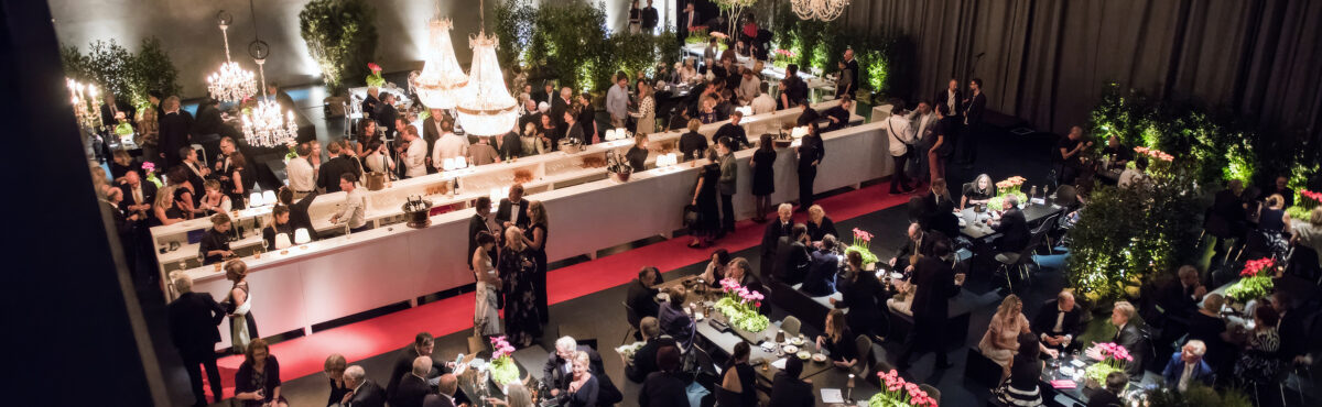 grosse event bar theke in weiss mit rotem teppich an einer veranstaltung