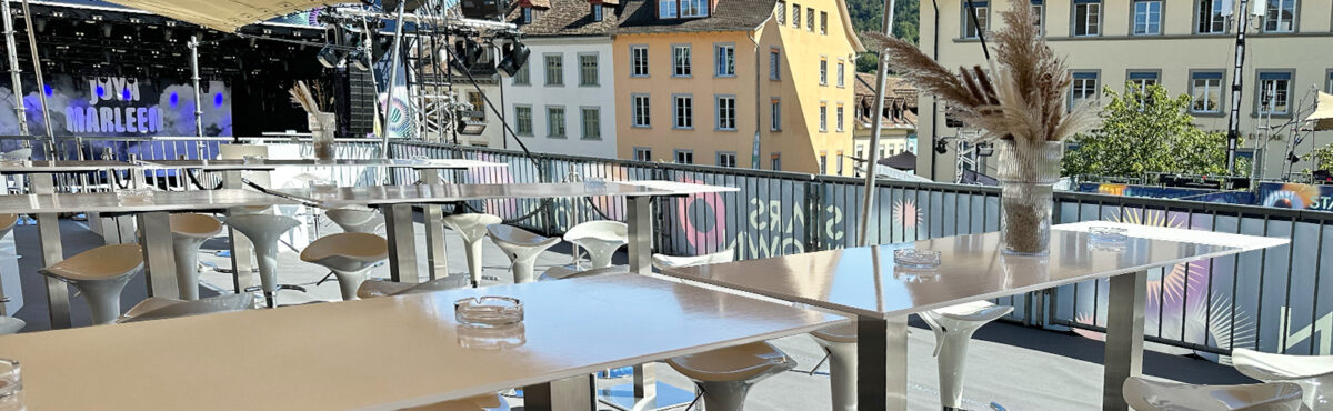 grosse outdoor stehtische mieten mit weissen barhockern grosse outdoor stehtische mieten mit weissen barhockern