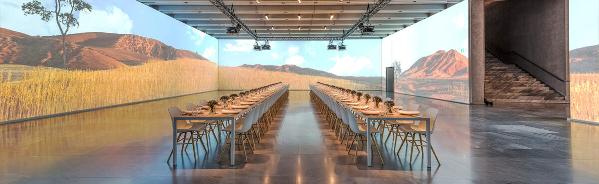 event inszenierung mit visual mit mietmoebel wie stuehlen und langen banketttischen