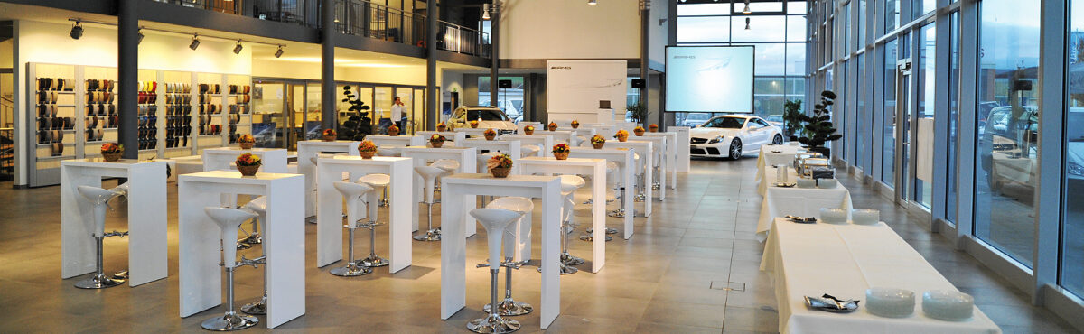 kundenevent mit apero stehtischen und barhockern in weiss