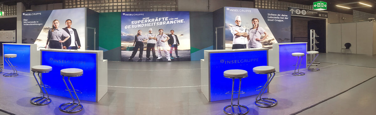 led bar theken an einem messestand mit bedruckter rueckwand
