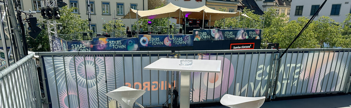 openair vip tribuene mit elegantem stehtisch und barhocker in weiss