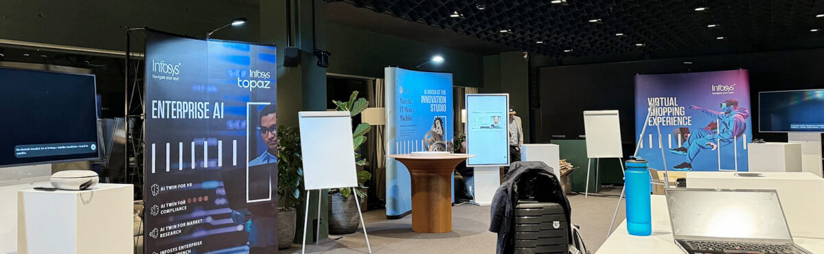 messe touch screen mit whiteboard und rollups