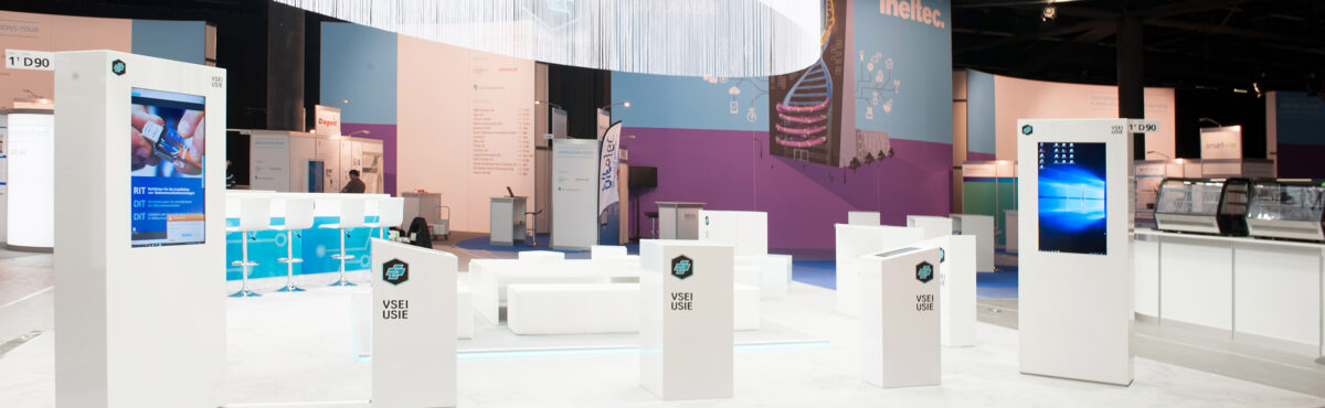 digital signage promotions screens auf einem messestand