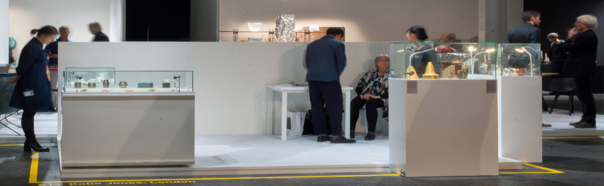 messe stand mit weissen led vitrinen