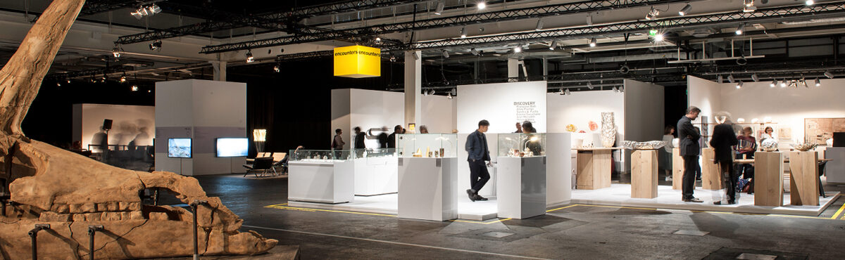 exklusive schmuck vitrinen in weiss mit beleuchtung auf einem messe stand