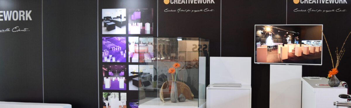 messestand mietmoebel mit tv screen staender und vitrine