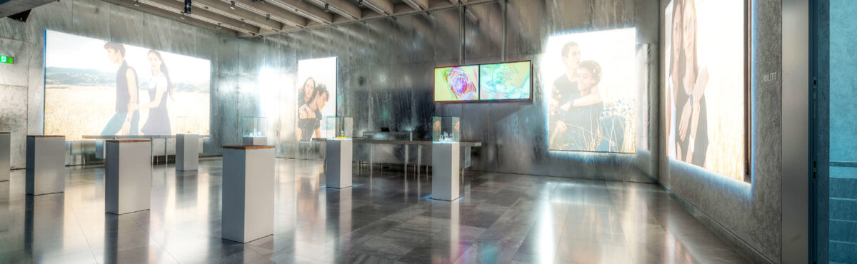 evento moderno con tavoli in piedi e vetrine evento moderno con tavoli in piedi e vetrine