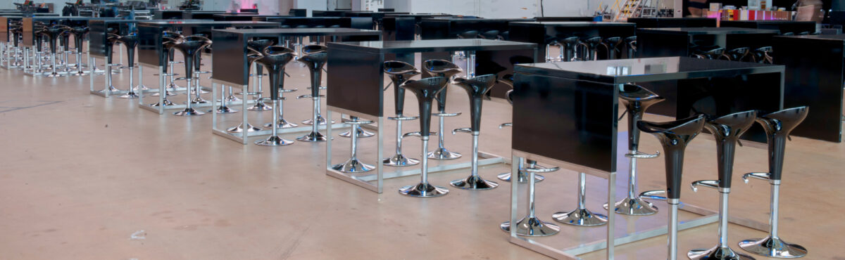 outdoor eventbereich mit schwarzen stehtischen