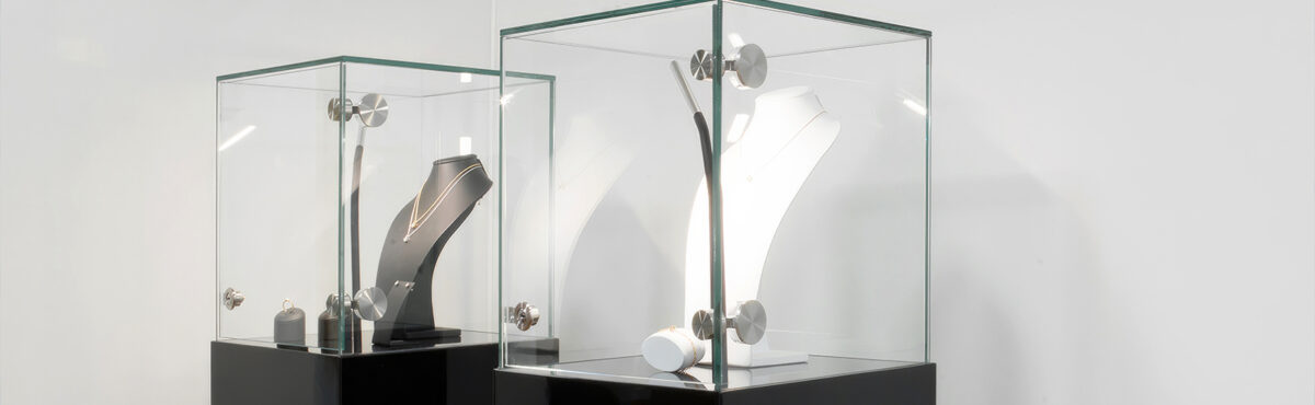 schwarze schmuck vitrinen mit led mieten