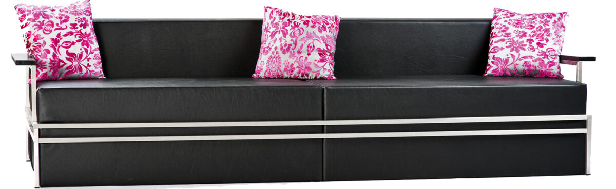 schwarzes design sofa mit edelstahl und dekokissen