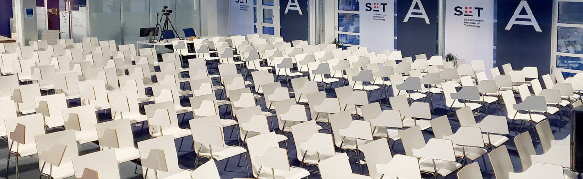 seminar stuehle mit schreibplatten an einer mitarbeiter event schulung