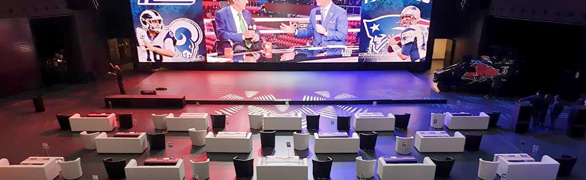 grosse eventhalle mit sessel in schwarz und sofas in weiss