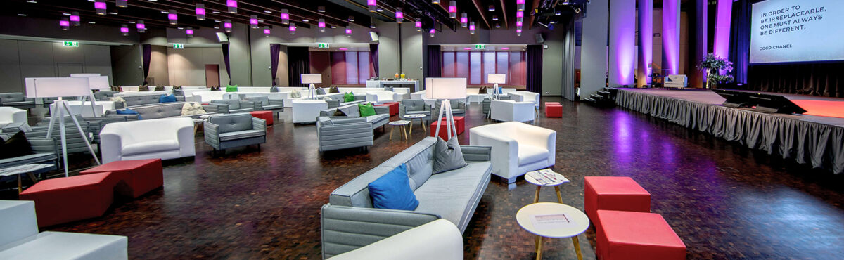eventraum mit sofas und sessel fuer seminar und schulung