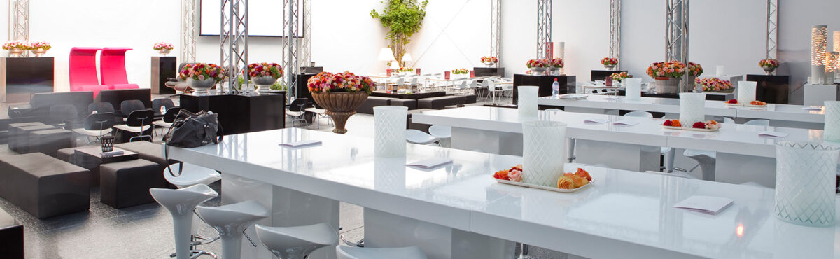 grosse stehtische in weiss mit barhockern und schwarzer sitzlounge in einem eventzelt grosse stehtische in weiss mit barhockern und schwarzer sitzlounge in einem eventzelt