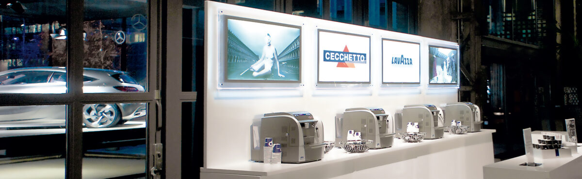 tv screens beleuchtet und montiert auf einer messe