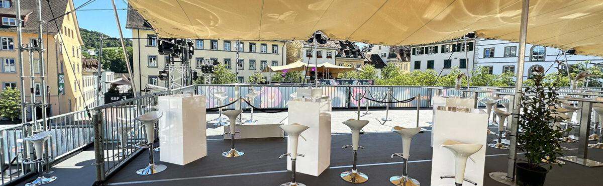 vip outdoor bereich mit modernen weissen stehtischen und barhockern