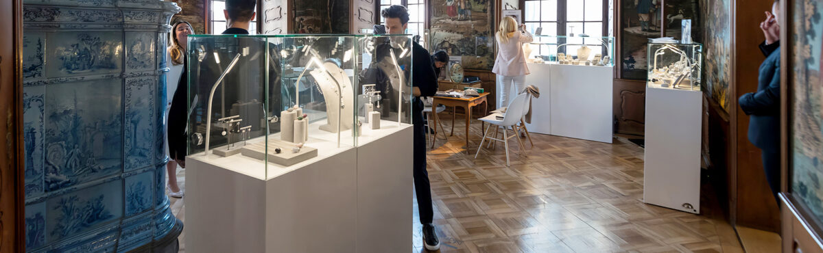 weisse echtglas vitrinen an einer schmuckausstellung