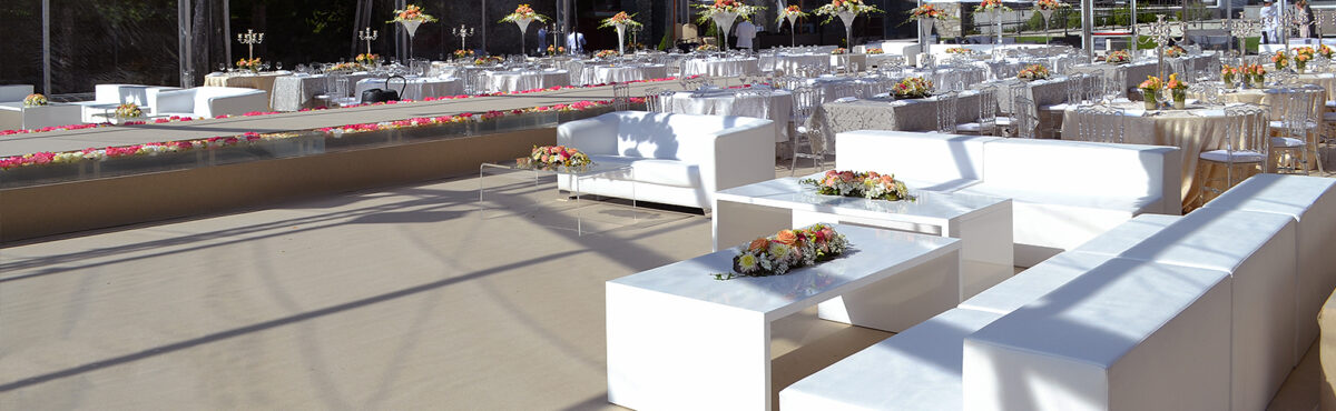 hochzeits event outdoor mit weisser lounge und grossen sofatischen