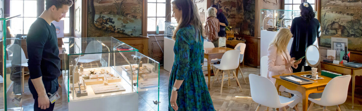 grosse vitrine mit beleuchtung an einer schmuck ausstellung