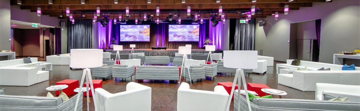 weisse stehleuchten in einer event location mit buehne weisse stehleuchten in einer event location mit buehne