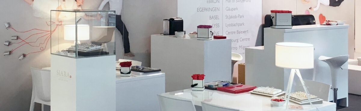 tischleuchte an einem messestand mit weisen mietmoebel