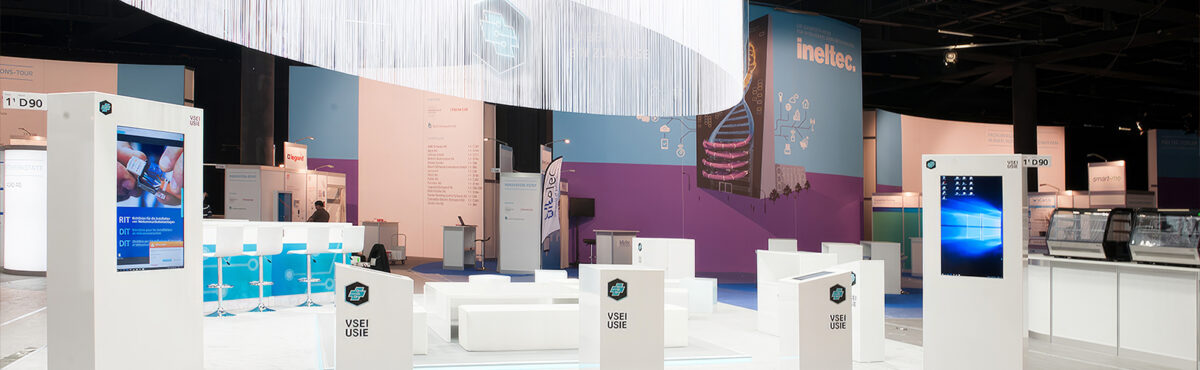 weisse messe teppich mieten mit digital signage und theken