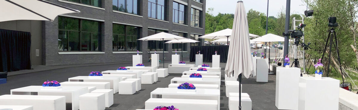 event sonnenschirme in weiss mit outdoor lounge mietmoebel