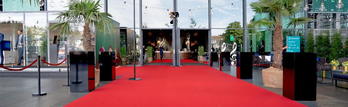 roter teppich mieten fuer event eingangsbereich