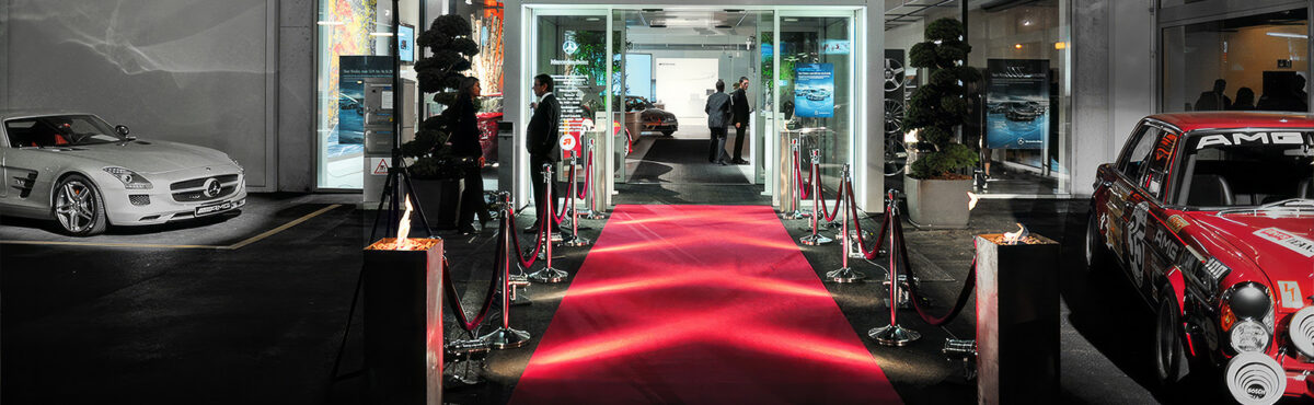 event feuersaeule mieten fuer eingangsbereich mit rotem teppich und kordeln event feuersaeule mieten fuer eingangsbereich mit rotem teppich und kordeln