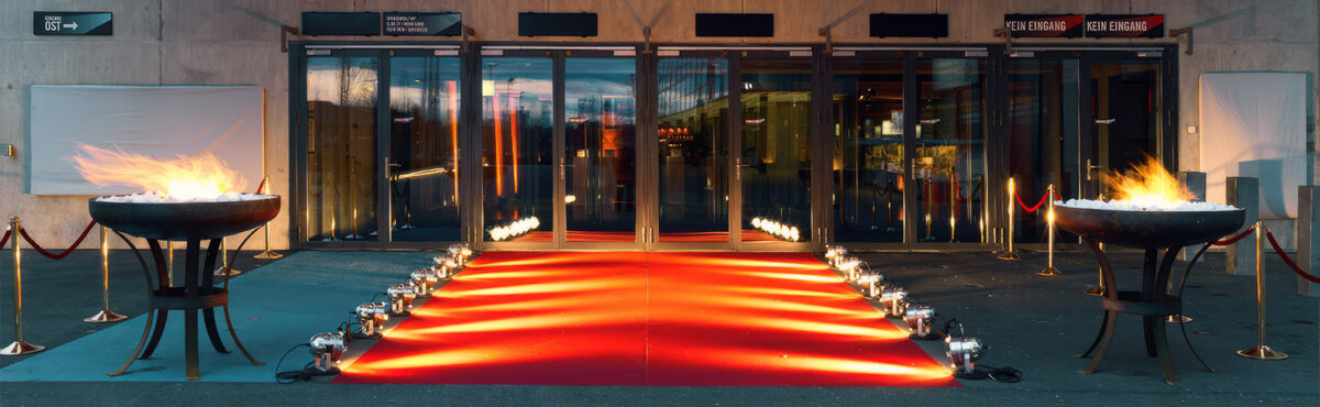 grosse feuerschale bei einem event eingangsbereich mit rotem teppich grosse feuerschale bei einem event eingangsbereich mit rotem teppich