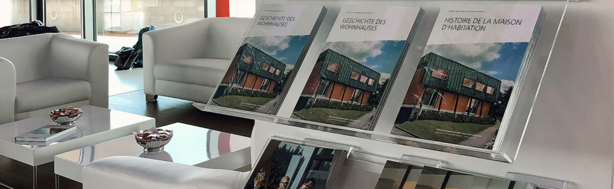 grosse prospektauslage an einem messestand