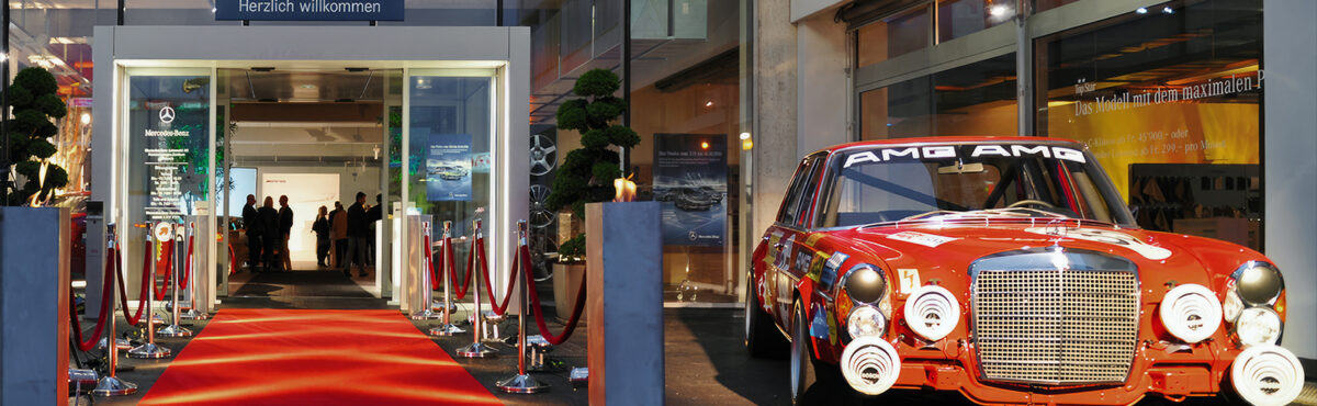 event eingangsbereich mit rotem teppich und kordel leitsystem