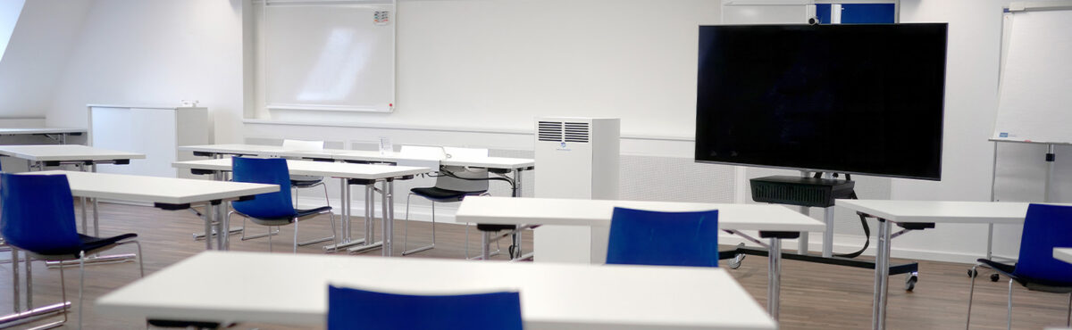 seminar schulungsraum mit einem luftreiniger geraet