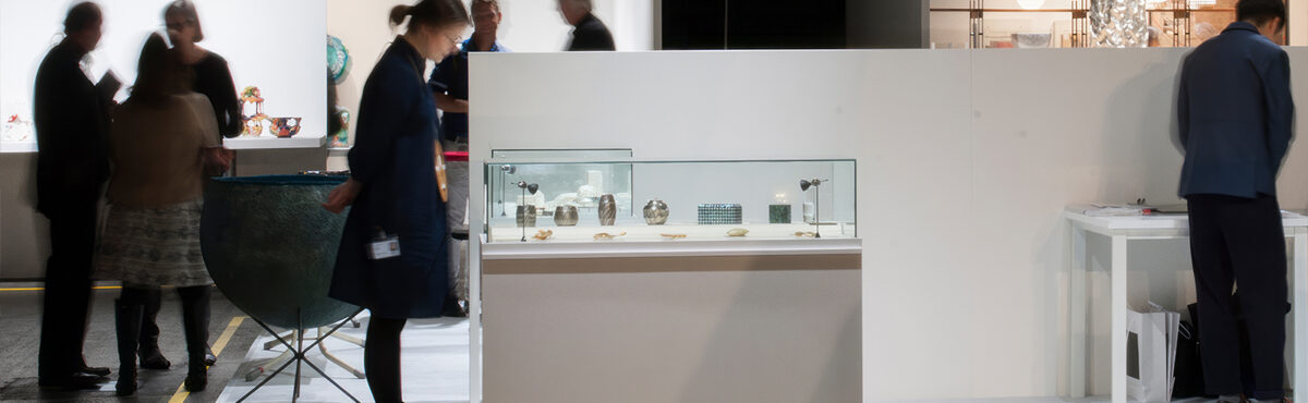 exklusive glasvitrine mit schubladenauszug und led beleuchtung auf einem messestand