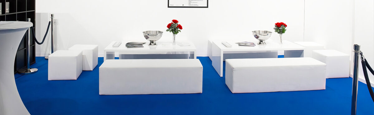 blauer teppich mieten fuer messe stand mit weissen lounge moebeln