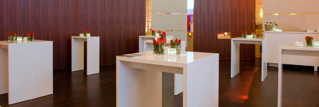 Louer des tables de bar au design moderne