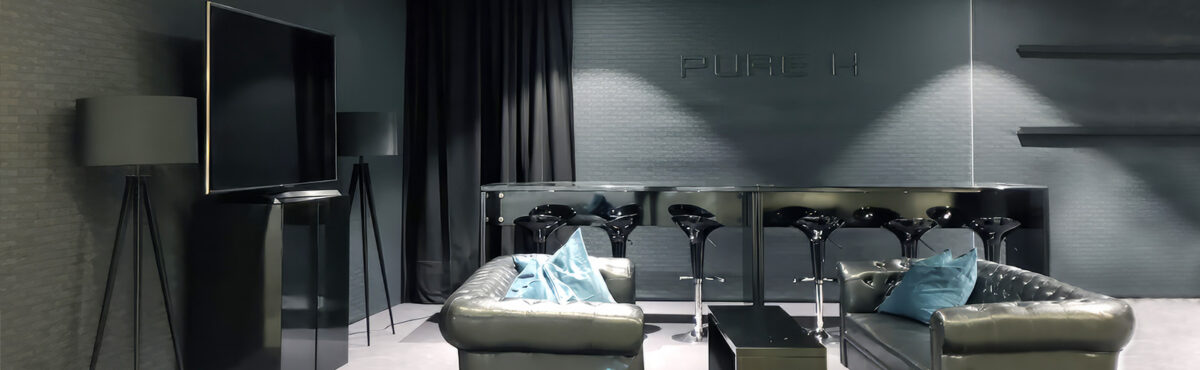 stehlampen und tv screen mit sofas in schwarz an einem messe promotionsstand stehlampen und tv screen mit sofas in schwarz an einem messe promotionsstand