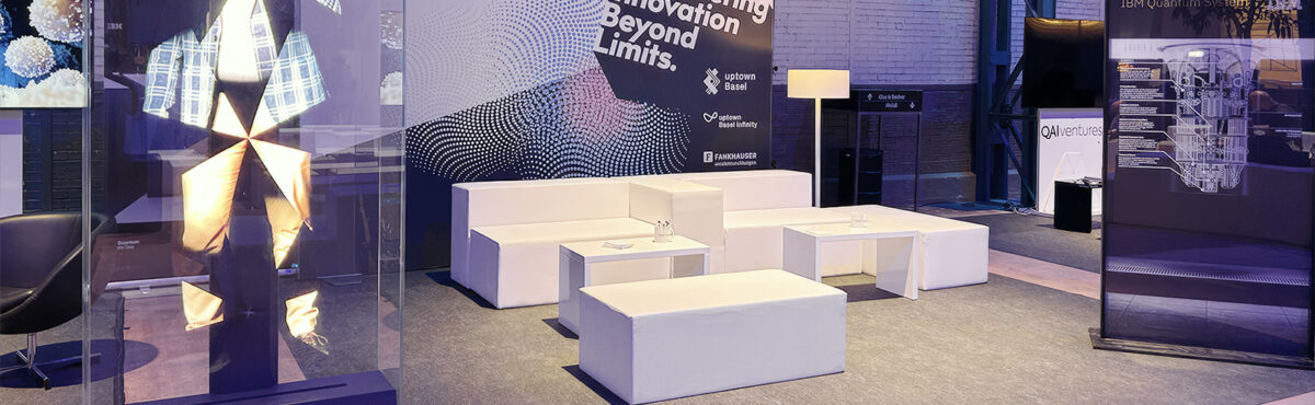 moderner messe stand mit lounge und stehlampe