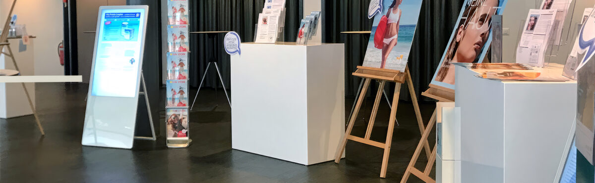 messestand mit theken und tisch prospektstaender
