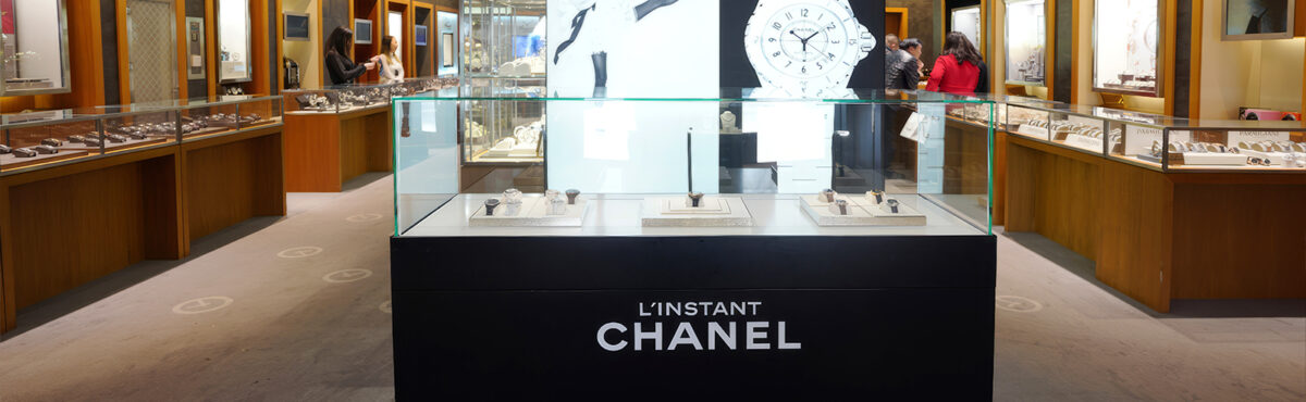 echtglas vitrine in schwarz mit logo in einem schmuckgeschaeft
