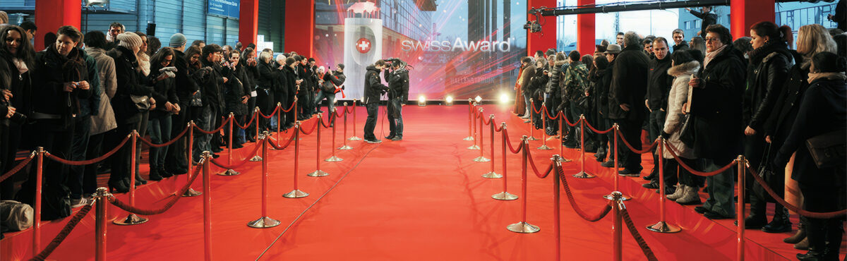 vip eingang mit roten kordeln und teppich