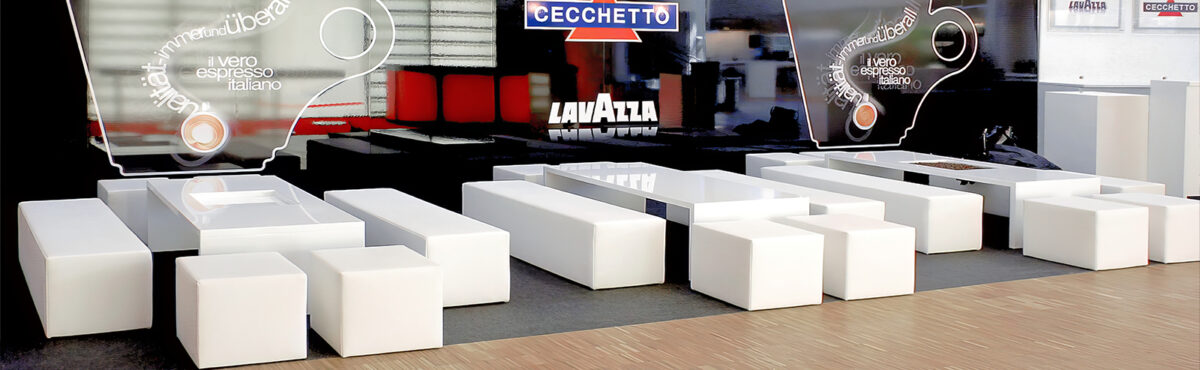 tisch mit vitrineneinsatz in weiss mit lounge sitzen