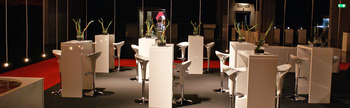 event teppich mit stehtischen und barhocker