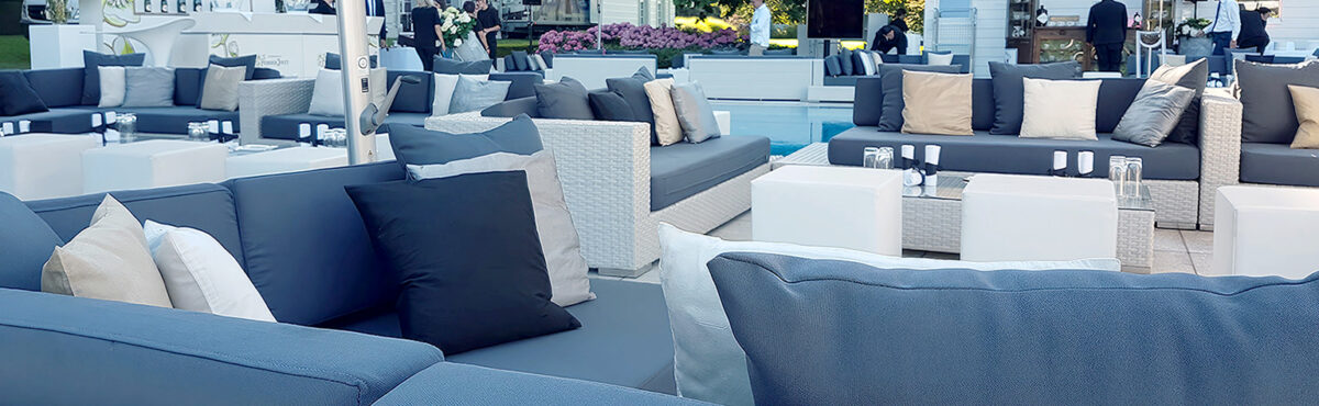 exklusive outdoor lounge mit dekokissen