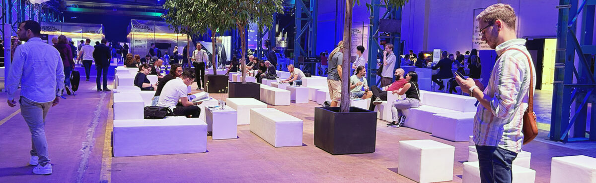 grosse besucher lounge an einer messe